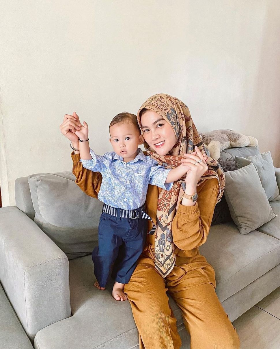 Adu Gaya Larissa Chou vs Henny Rahman Mengasuh Anak. (Instagram/@hennyyrahman/@larissachou)