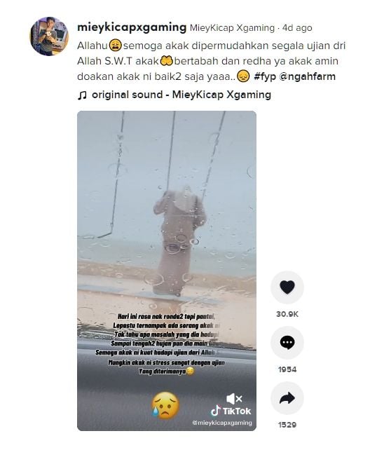 Sebuah video viral di TikTok menyorot perhatian warganet, memperlihatkan seorang perempuan yang bermain ayunan di tengah hujan deras sendirian. (Tiktok)