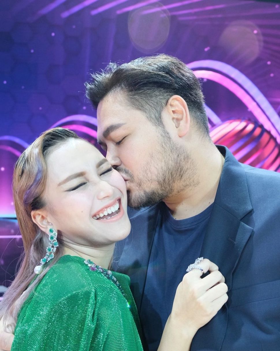 Ivan Gunawan cium mesra pipi Ayu Ting Ting. [Instagram]