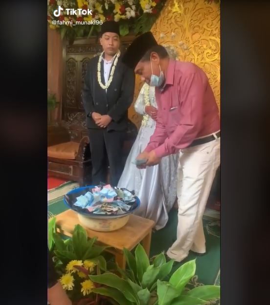 Viral Wadah Sumbangan Uang Pernikahan Bikin Tamu Minder (tiktok.com/@fahmi_munaki96)