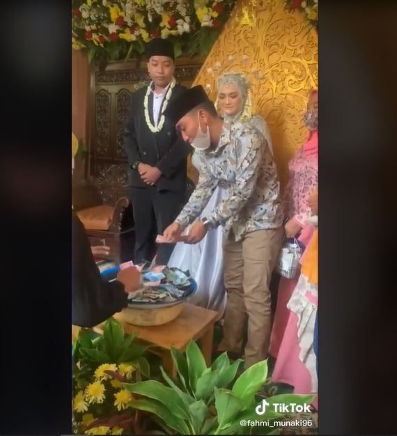 Viral Wadah Sumbangan Uang Pernikahan Bikin Tamu Minder (tiktok.com/@fahmi_munaki96)