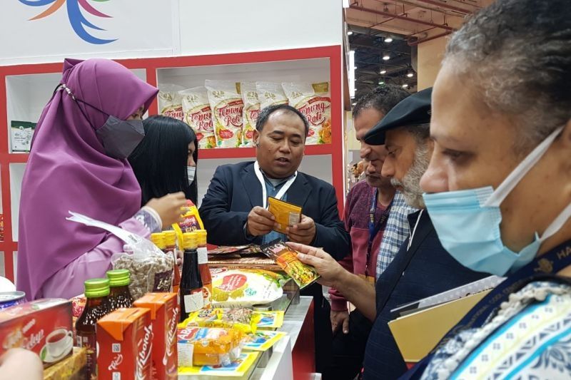 Produk makanan dan minuman Indonesia dipamerkan dalam HACE Hotel Expo 2021 yang berlangsung di Gedung Cairo International Convention & Exhibition Centre (CICEC), Kairo, Mesir, pada 15-17 November 2021. (ANTARA/HO-KBRI Kairo)