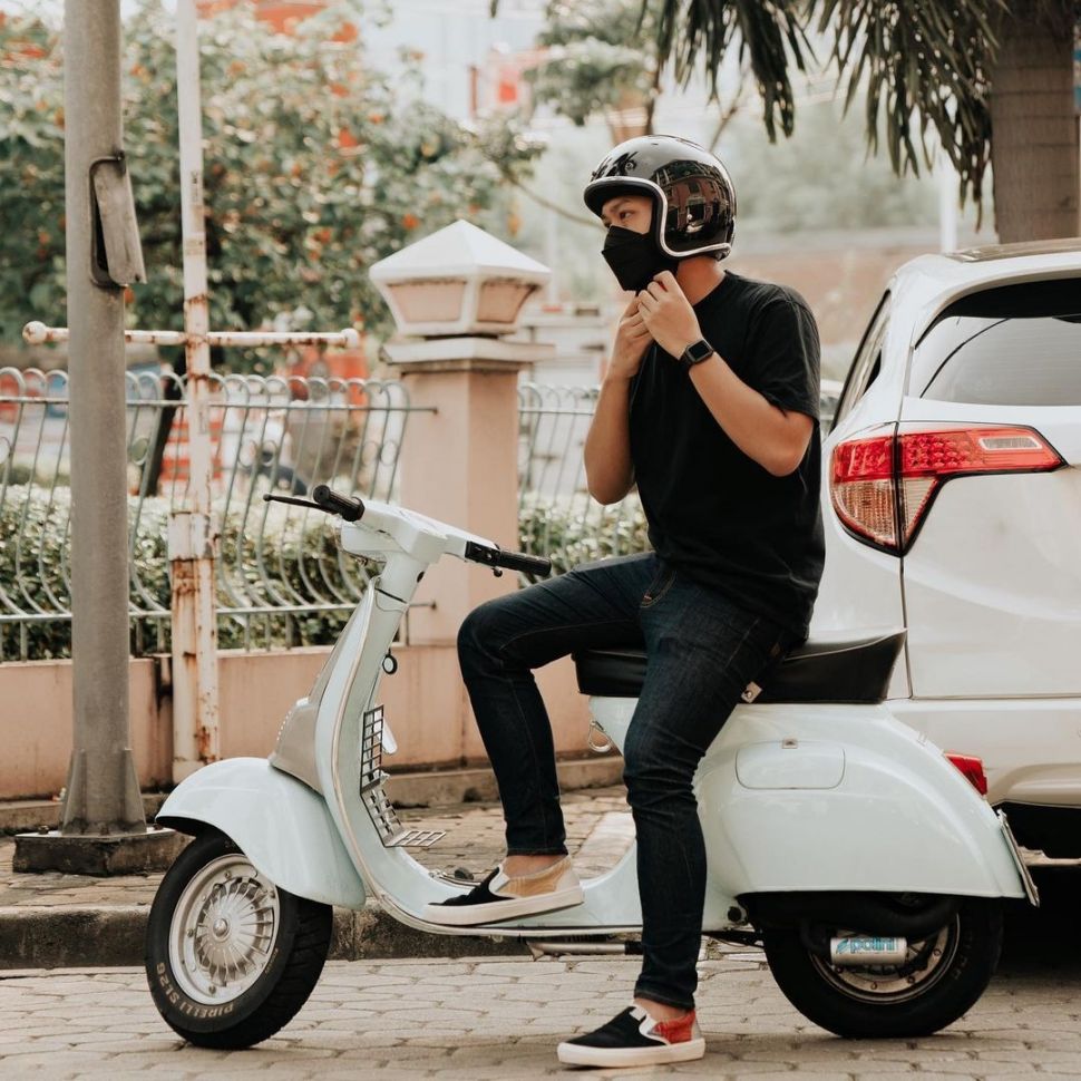 Azriel Hermansyah dengan Vespa klasiknya. [Instagram]