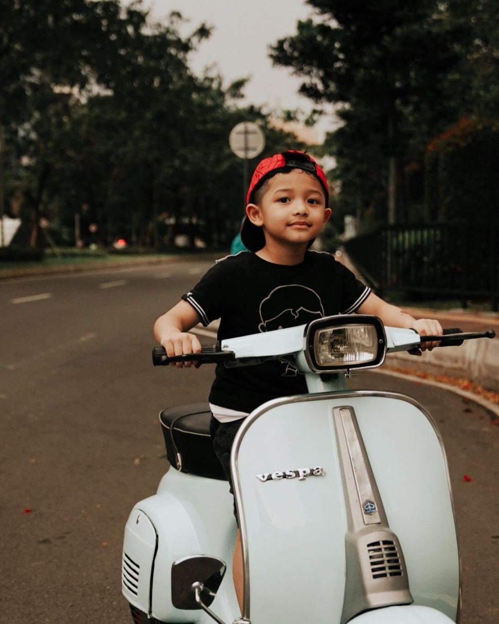 Arsya Hermansyah dengan Vespa klasik milik sang kakak, Azriel Hermansyah. [Instagram]