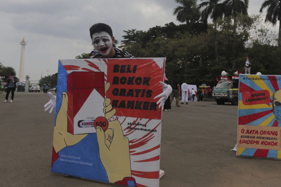 Massa yang tergabung dalam Koalisi Masyarakat Peduli Kesehatan (KOMPAK) berpantomim saat menggelar aksi unjuk rasa di kawasan Patung Arjuna Wiwaha, Jakarta, Rabu (17/11/2021). [Suara.com/Angga Budiyanto]