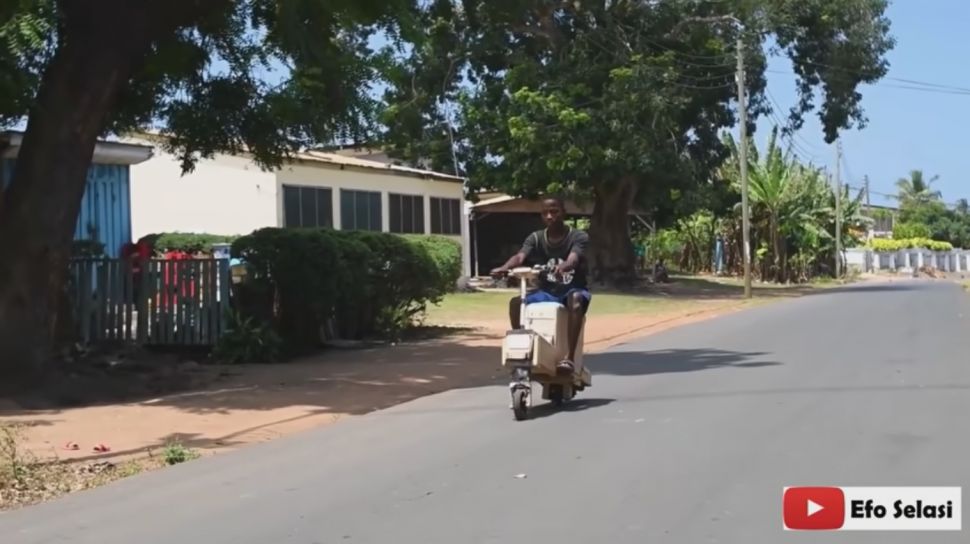 Motor kayu bertenaga surya dari Ghana. (Youtube/Efo Selasi)