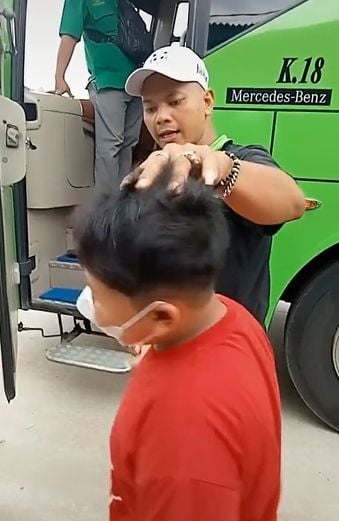 Bocil cegat bus di pinggir jalan. (Tiktok/@septyzidanegunawa79)