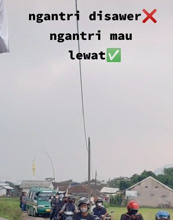 Pengendara antre gara-gara jalanan terhalang acara hajatan. (Tiktok)