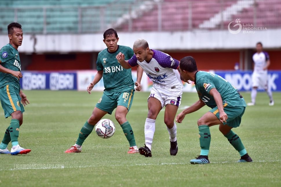 Persita Tangerang vs Bhayangkara FC dalam laga pekan ke-12 BRI Liga 1 2021/2022 di Stadion Maguwoharjo, Sleman, Kamis (18/11/2021). [PT LIB]