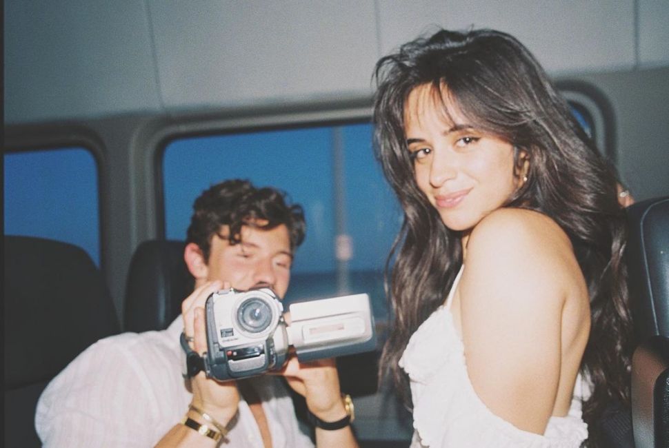 Potret mesra Shawn Mendes dan Camila Cabello. [Instagram/shawnmendes]