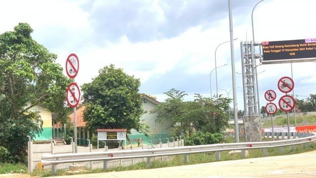 SD Negeri Inpres Cikeusal yang berdampingan dengan Tembok Pembatas Tol Serang Panimbang. Nindi