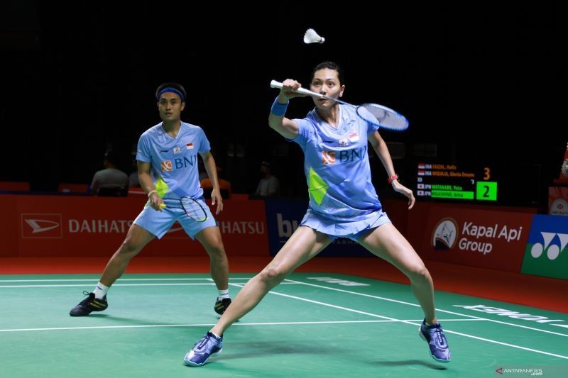 Ganda campuran Indonesia Gloria Emanuelle Widjaja (kanan) dan Hafiz Faizal mengembalikan kok ke ganda campuran Jepang Yuta Watanabe/Arisa Higashino pada babak perempat final Kejuaraan Indonesia Masters 2021 di Nusa Dua, Bali, Jumat (19/11/2021). Hafiz/Gloria kalah dari ganda campuran Jepang dengan skor 21-17, 17-21 dan 9-21. ANTARA FOTO/Humas PBSI/wpa/wsj.