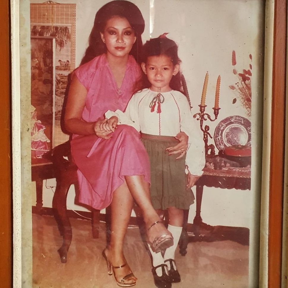 Reza Artamevia kecil bersama ibunya Endang Sri Wahyuni. [Instagram]