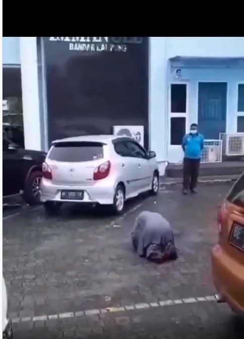 Seorang wanita melakukan aksi di depan gereja. Ia salat di depan gereja. Aksi itu rami diperdebatkan warganet. [Instagram]