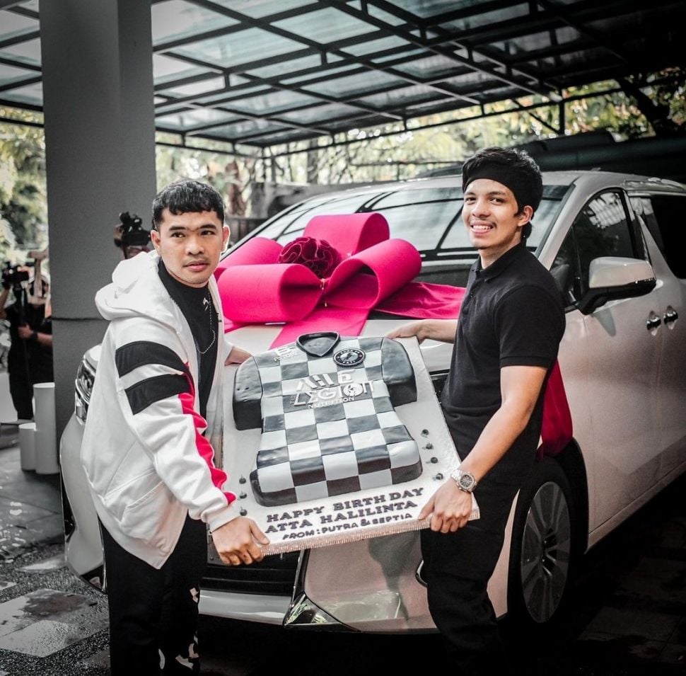 Atta Halilintar yang tengah berulang tahun ke-27, mendapat hadiah mobil Toyota Vellfire dari Putra Siregar. [Instagram]