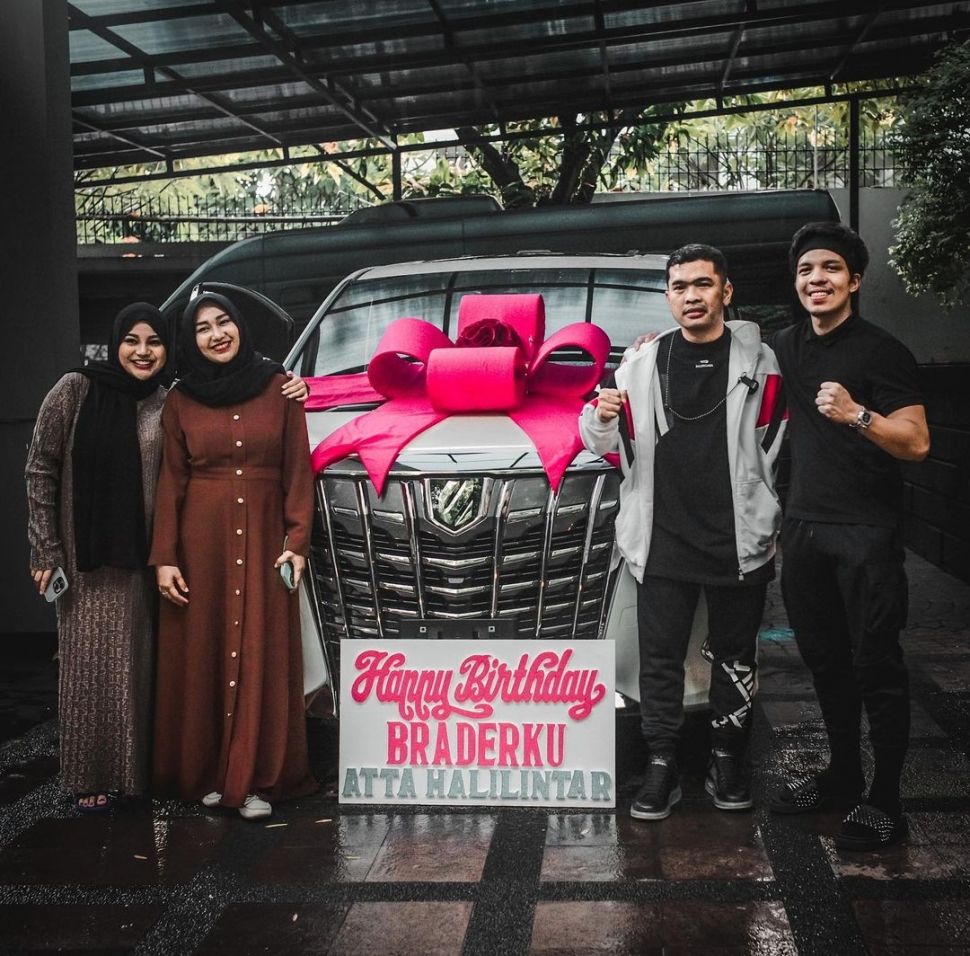 Atta Halilintar mendapat kado berupa mobil Toyota Vellfire dari Putra Siregar, karena berulang tahun yang ke-27 hari ini, Jumat (20/11/2021). [Instagram]