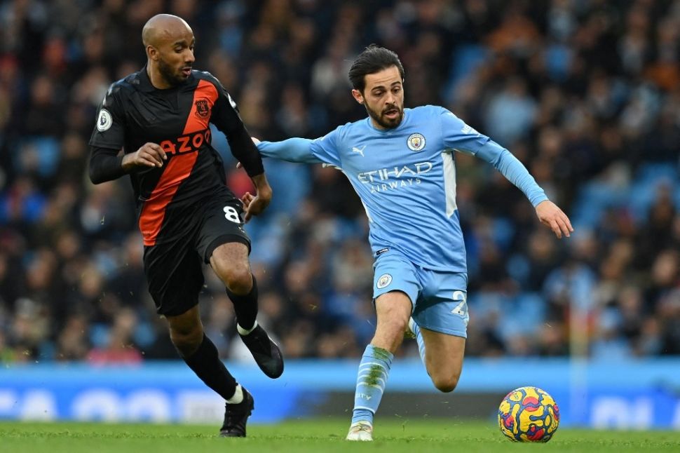 Gelandang serang Manchester City, Bernardo Silva (kanan) beraksi pada laga Liga Inggris kontra Everton di Etihad Stadium, Manchester, Minggu (21/11/2021) malam WIB. [PAUL ELLIS / AFP]