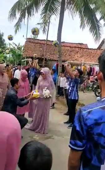 Atlet voli nikah disambut pakai bola. (Tiktok/@agungsaputro4739)