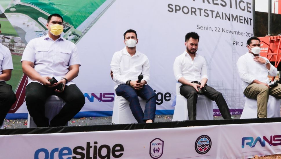 Chairman RANS Cilegon FC Raffi Ahmad (kedua kiri) dan Presiden Direktur Prestige Motorcars Rudy Salim (kedua kanan) saat acara groundbreaking RANS Prestige Sportainment di Pantai Indah Kapuk 2, Jakarta Utara, Senin (22/11/2021). [Suara.com/Alfian Winanto]