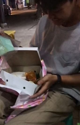 Pria memberi kado sahabatnya. (Tiktok/@denipatidolken)