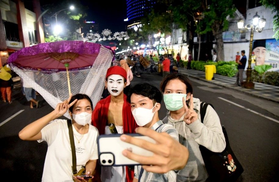 Masyarakat selfie di Tunjungan, Surabaya. (Dok: Pemkot Surabaya)