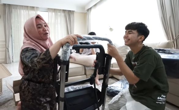 Nagita Slavina meminta pengasuh Rafathar rakit stroller. (Youtube/RANSEntertainment)