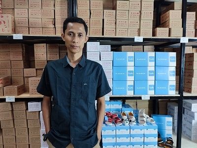 Asep Soleh Hidayat, pemilik toko sepatu  bayi ‘Syalu’ di LazMall. (Dok. Lazada)