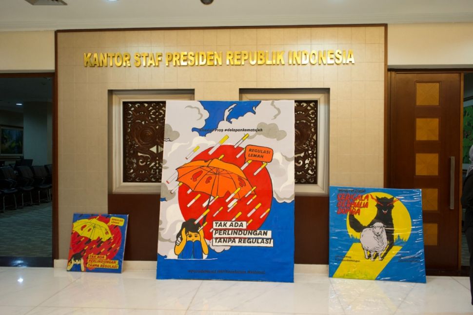 Koalisi Masyarakat Peduli Kesehatan (KOMPAK) menyerahkan mural desakan revisi PP 109 tahun 2012 kepada Kepala Kantor Staf Presiden Moeldoko, Senin (22/11/2021). (Dok. Lentera Anak)