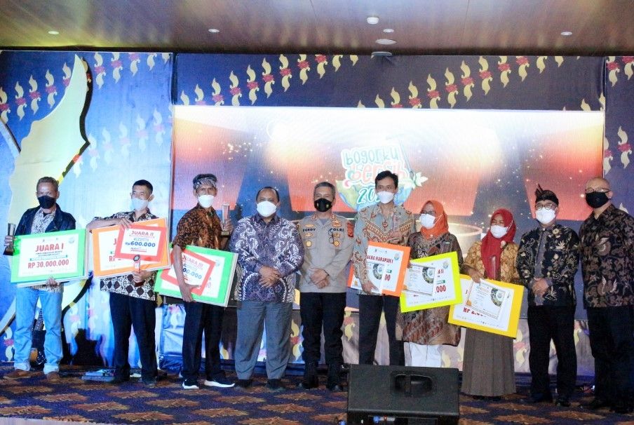 Ketua DPRD Kota Bofor, Atang Trisnanto juga memberikan penghargaan kepada para pemenang Bogorku Bersih 2021 di Graha Pakuan Siliwangi bersama Wakil Ketua II DPRD Kota Bogor Dadang Iskandar Danubrata. (Dok: DPRD Kota Bogor)