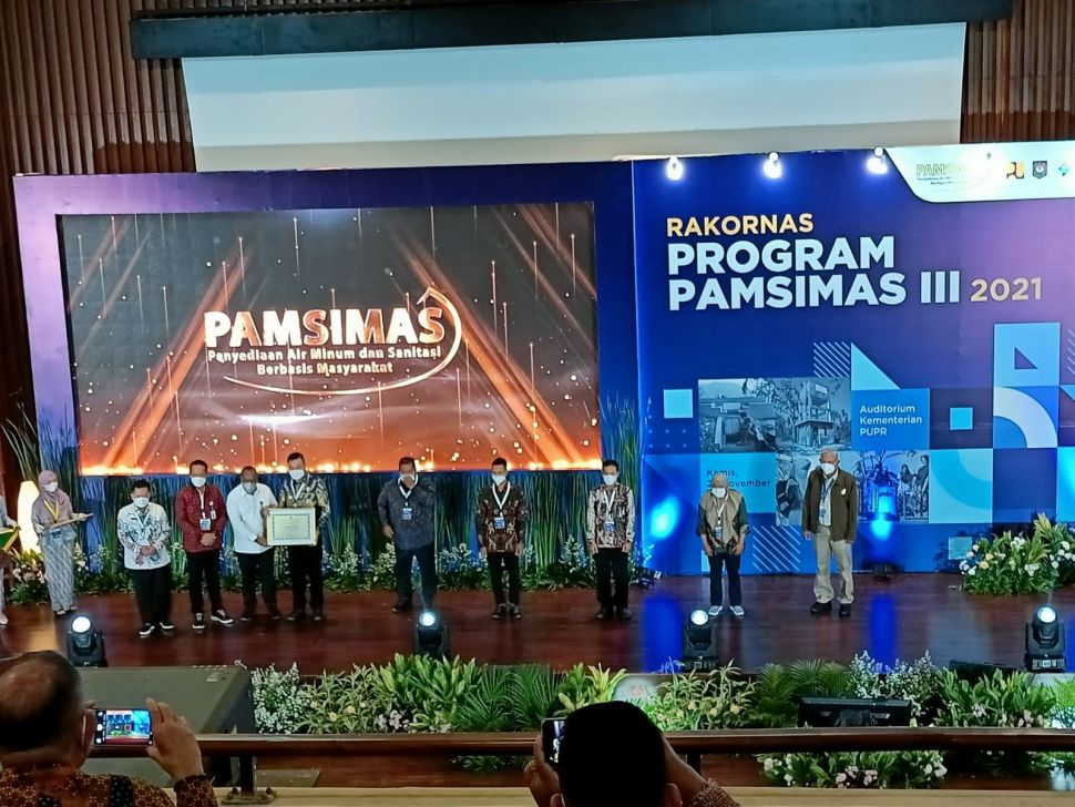 Penyerahan penghargaan atas atas pengelolaan Pamsimas yang baik dalam Rakornas Program Pamsimas III 2021 di Auditorium Kementerian PUPR. (Restu Fadilah/Suara.com)