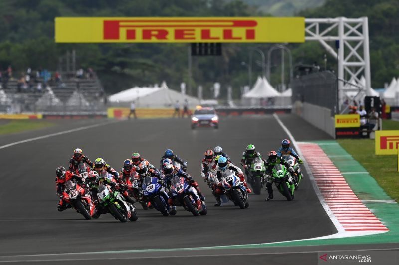 Sejumlah pembalap memacu motornya dalam race 1 WorldSBK seri Indonesia 2021 di Pertamina Mandalika International Street Circuit, Lombok Tengah, Nusa Tenggara Barat (NTB), Minggu (21/11/2021). Dalam race tersebut pembalap tim Pata Yamaha With Brixx WorldSBK Toprak Razgatlioglu berhasil menjadi juara dunia WorldSBK 2021. ANTARA FOTO/Sigid Kurniawan/hp. (ANTARA FOTO/SIGID KURNIAWAN)