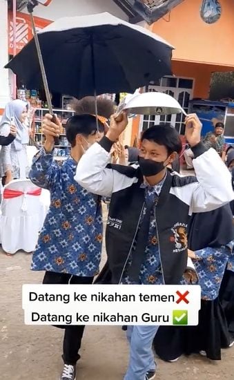  Rombongan murid datang ke pernikahan guru. (Tiktok/@kurupukblek_)