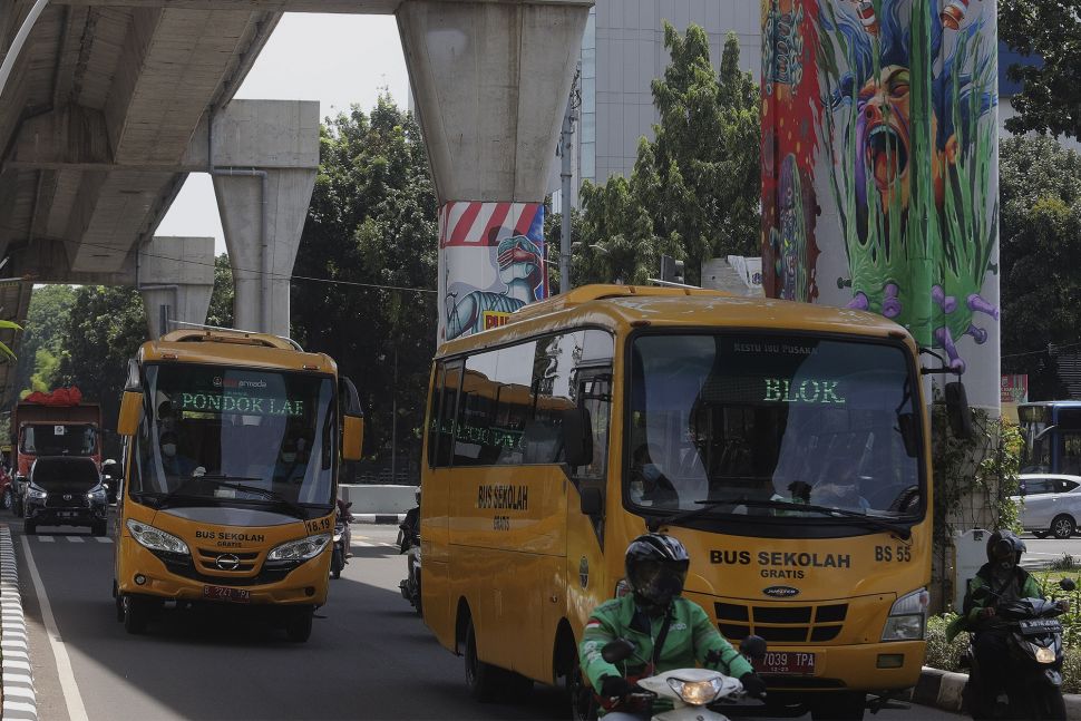 Sejumlah kendaraan melintas di dekat mural bertema COVID-19 di Jakarta, Jumat (26/11/2021). [Suara.com/Angga Budhiyanto]