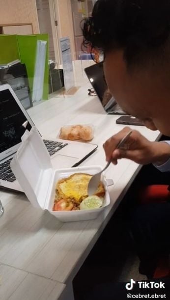 Hendak Makan di Kantor, Pria Ini Malah Menahan Tangis Pas Lihat Kondisi Sendok