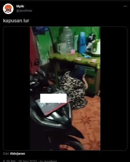 Viral Video Emak-emak Lagi Asyik di Dapur, Tetiba Bubar Gegara Kilatan Ini. (Twitter/@jawafess)