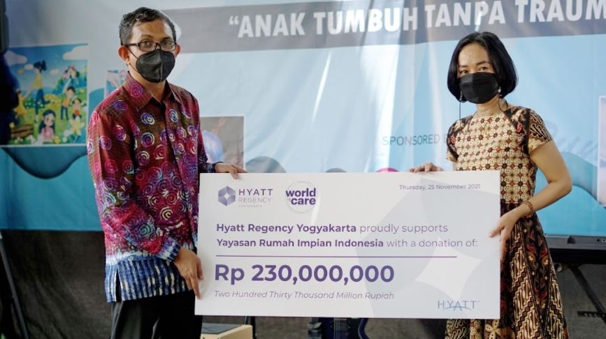 Hyatt Regecy Yogyakarta Diwakili olh Pratiwi  Damayanti (kanan) Menyerahkan Donasi Kepada Ketua Yayas