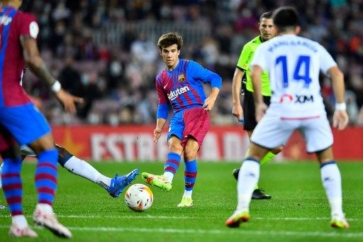 Gelandang Barcelona Riqui Puig melepaskan passing dalam pertandingan La Liga kontra Alaves di Camp Nou pada 30 Oktober 2021. [AFP]