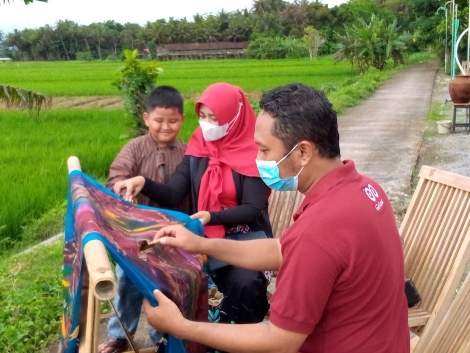 Potret kegiatan wisatawan membatik di Ndalem Nampan Kulon Progo. (Dok. Ndalem Nampan)