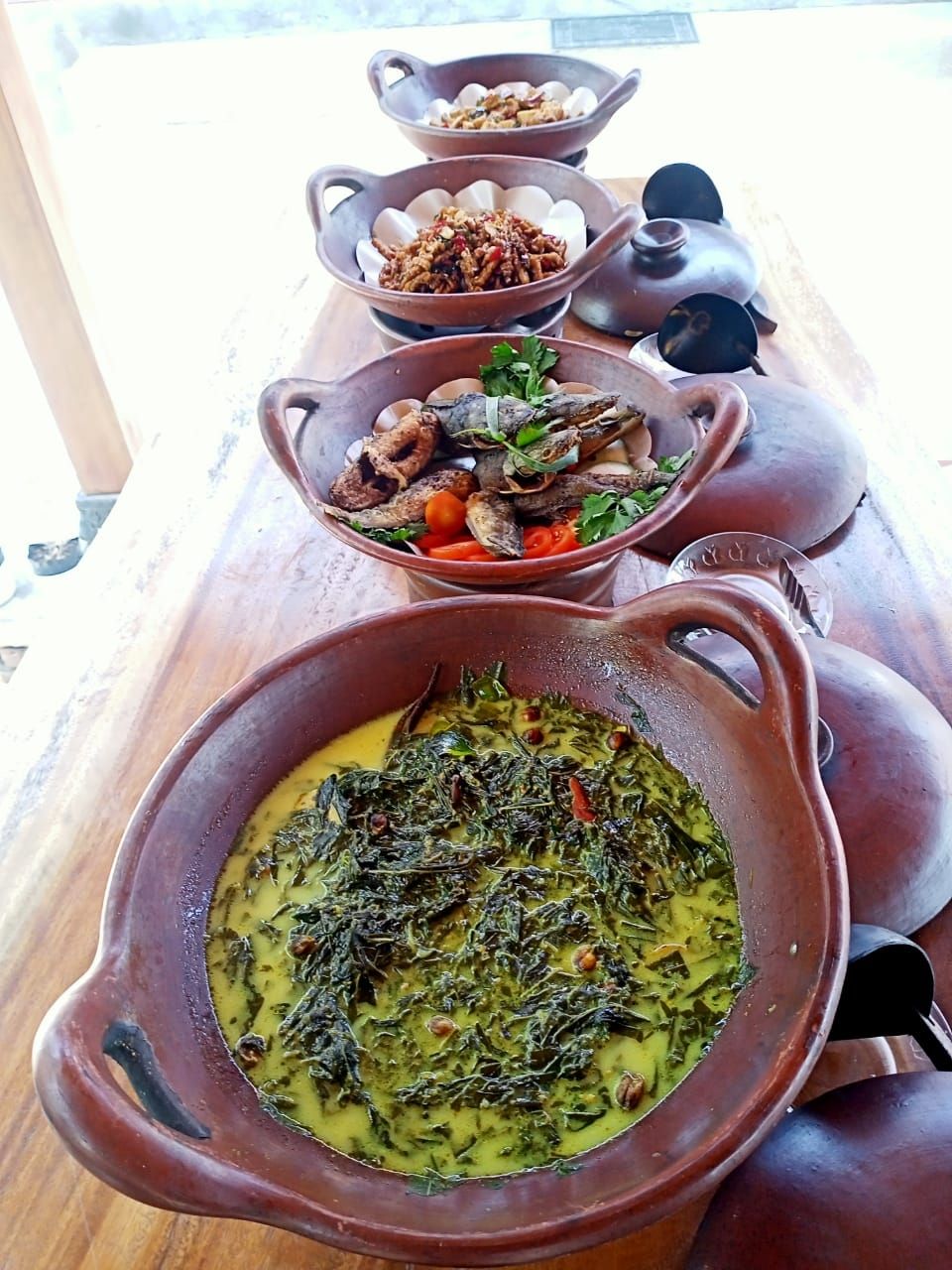 Hidangan prasmanan sayur-sayuran dan lauk di Ndalem Nampan. (Dok. Ndalem Nampan)