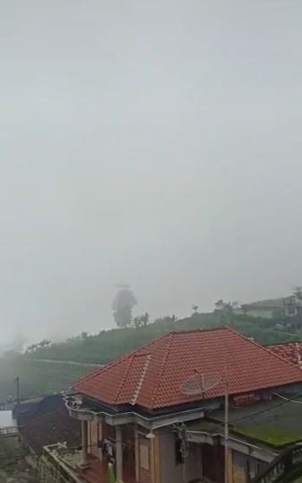 Penerima paket dipanggil pakai toa masjid. (Tiktok/@amarjerk)