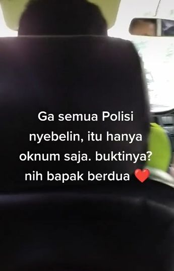 Pria ditilang malah dapat tumpangan mobil polisi. (Tiktok/@el.runtu)