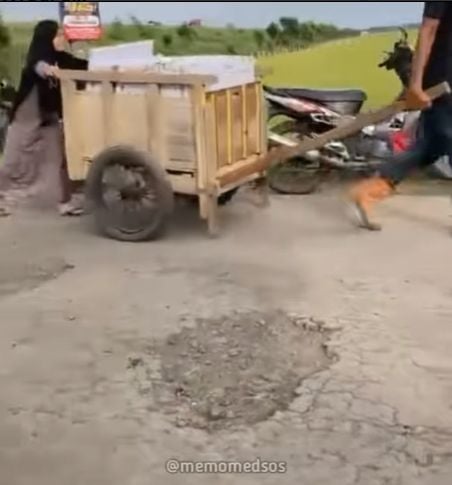 Viral video warga diduga jarah keramik muatan truk terguling. (instagram/memomedsos)