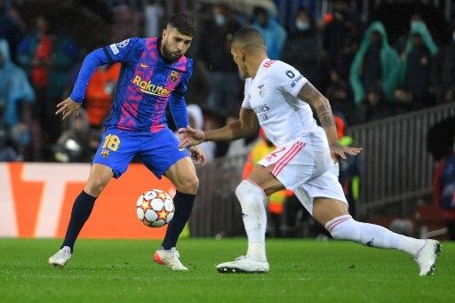 Pemain Barcelona Jordi Alba berebut bola dengan pemain Villarreal dalam pertandingan La Liga di Estadio de La Ceramica, Minggu (28/11/2021). [AFP]