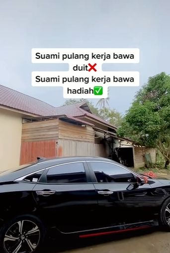 Suami pulang bawa hadiah bikin istri sumringah. (Tiktok/@laylamaysarah_)