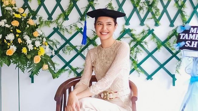 Potret Wisuda Mikha Tambayong di Rumah. (Instagram/@miktambayong)