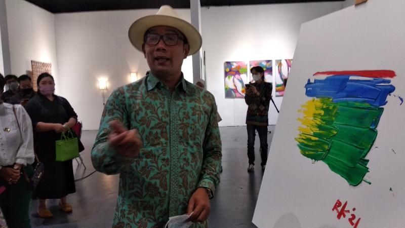  Gubernur Jawa Barat,  Ridwan Kamil menjelaskan lukisan yang dia buat dalam Pameran Jabar Motekar di Jogja National Museum (JNM) Kelurahan Pakuncen, Kemantren Wirobrajan, Kota Jogja, Rabu (1/12/2021). [Muhammad Ilham Baktora / SuaraJogja.id]