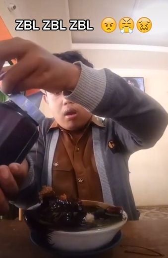 Video detik-detik satu botol kecap tumpah di mangkok bakso. (Tiktok/@akudeswa)