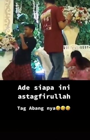 Pria bersarung joget sampai bikin biduan lemas. (Tiktok/@alfsh23)