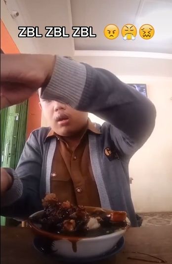 Video detik-detik satu botol kecap tumpah di mangkok bakso. (Tiktok/@akudeswa)