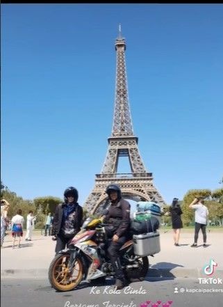 Viral! Pasangan Ini Berhasil Sampai Paris Naik Motor Bebek. (Dok: Instagram/alfiduge)